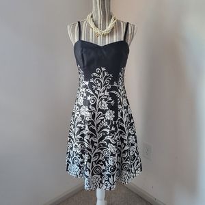 White House Black Market- Black and white strappy summer dress, size 6